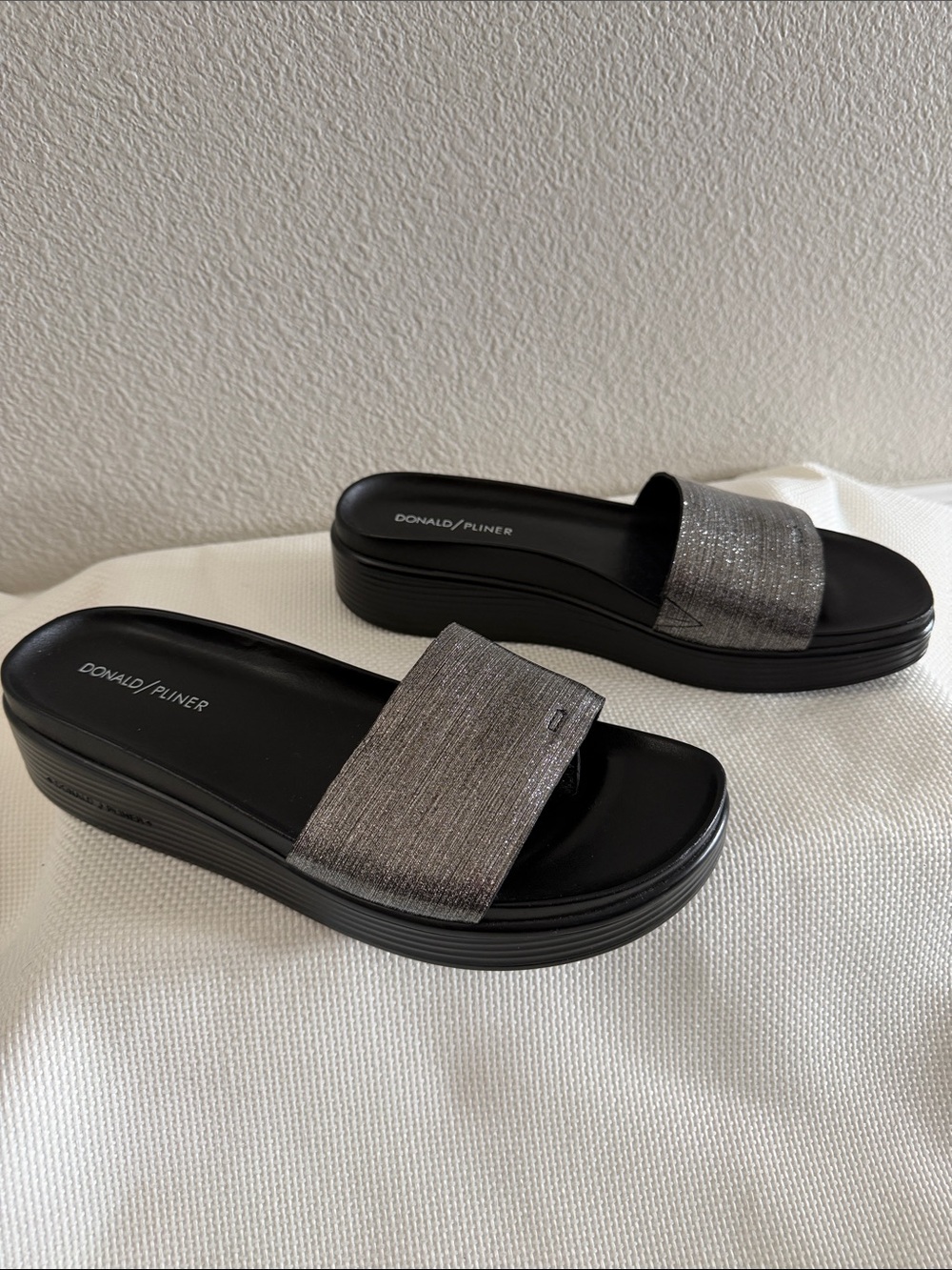 NWOT Donald J. Pliner Black Platform Slides with Metallic Silver Strap Size 9.5 - Picture 4 of 8